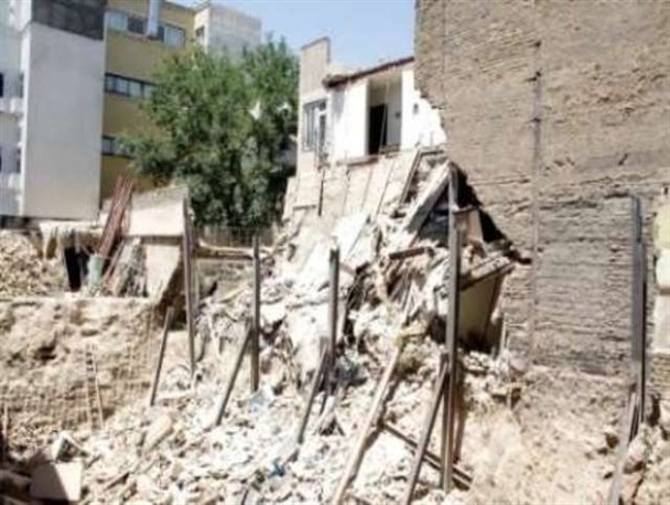گودبرداری در شاهرود حادثه آفرید/ دوکارگر زیر آوار گرفتار شدند