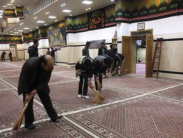 به مناسبت فرارسیدن ماه محرم غبار روبی حسینیه اعظم زنجان انجام شد