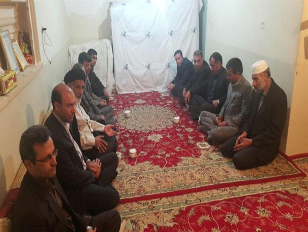 دیدار فرماندار قوچان با خانواده شهید امینی از کشته شدگان منا