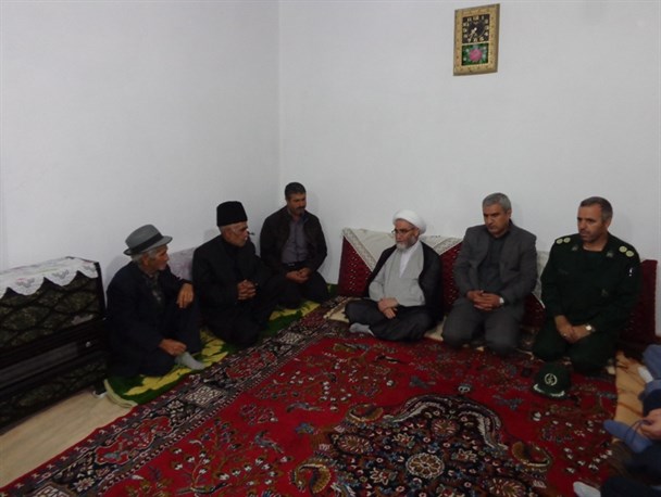 دیدار مسئولان نمین با خانواده جانباخته منا