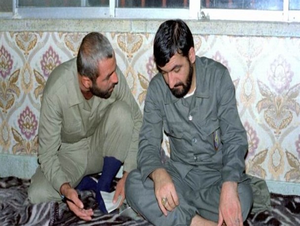 عکس یادگاری شهید همدانی در کنار شهید صیاد و محسن رضایی