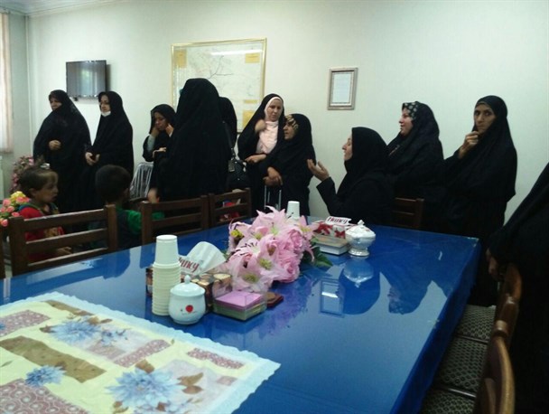 تجمع عده ای از زنان تاج آبادی در فرمانداری بهار در اعتراض به عدم گاز رسانی