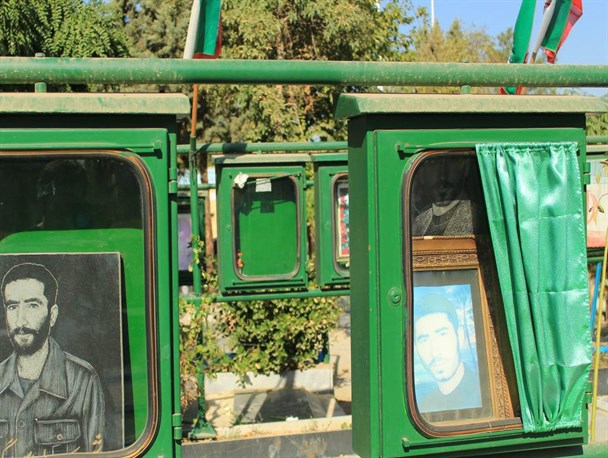 گلباران مزار خالی از عکس شهدا در کرج/ عینک های غیرت را به چشم بزنیم