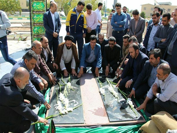 غبارروبی گلزار شهدای گمنام دانشگاه آزاد دولت آباد برخوار+ تصاویر