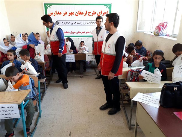توزیع بیش از ۹۰ بسته آموزشی و غذایی بین دانش آموزان سرپلذهابی+ تصوایر