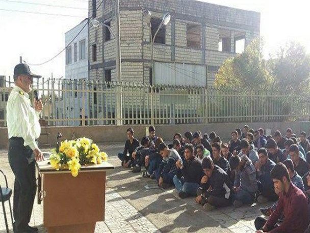 حضور کارکنان نیروی انتظامی در مدارس و مهدهای کودک نطنز+ تصاویر