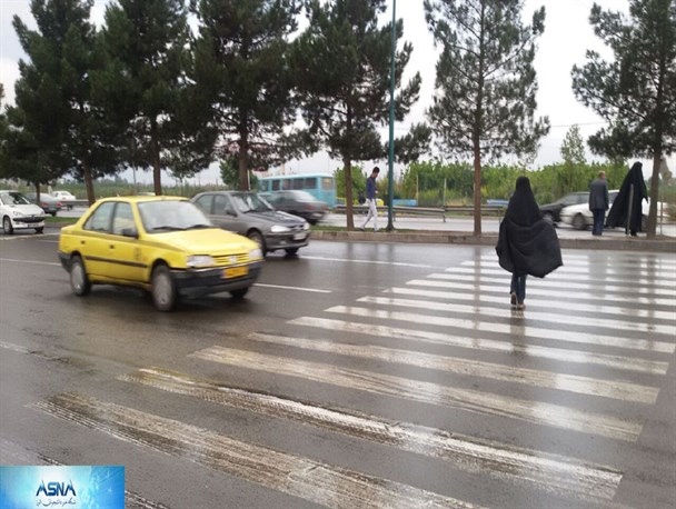 نبود پل عابر پیاده معضلی بزرگ برای عبور از این خیابان در محمدشهر+تصاویر
