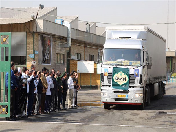 پذیرایی از زائران اربعین در مرز مهران در قالب طرح «مهر درخشان»/ روزانه ۴ تریلی محصولات رضوی میان زائران توزیع می‌شود