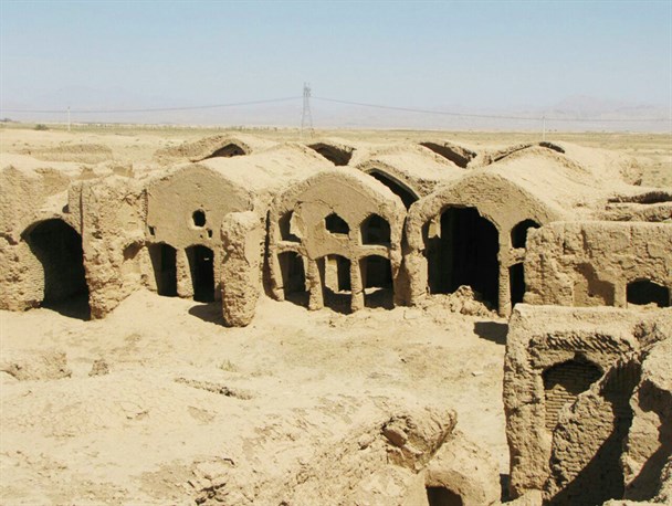 قلعه۲۵۰۰ساله دُرمیان برخوار در آستانه نابودی است+تصاویر