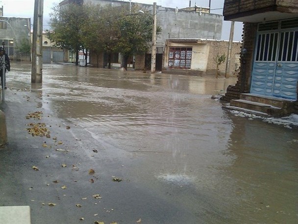 باران و تگرگ بی سابقه باعث آبگرفتگی معابر شهری زرندیه شد