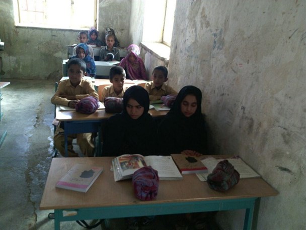 کمک ۱۷۵میلیون ریالی خیران به دانش آموزان بی بضاعت مدارس میرجاوه