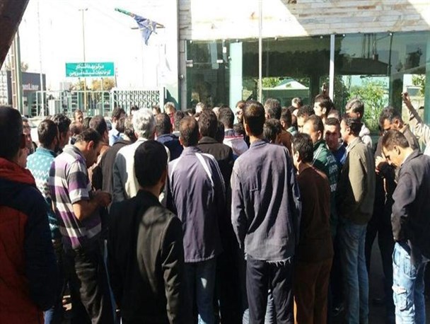 پنج ماه است دفترچه‌ بیمه ما را تمدید نمی‌کنند / مسئولان قدر نمی‌دانند