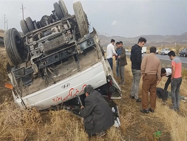 واژگونی خودروی کارکنان شرکت نفت نهاوند و ملایر+ تصاویر