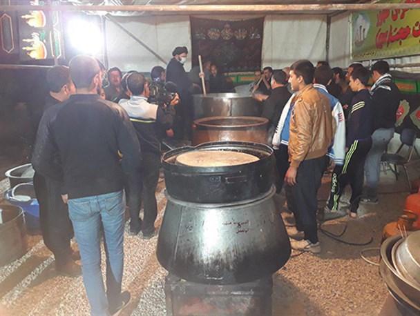 پخت وتوزیع بیش از سه تن آش در روستای شیخ عبود سپیدان