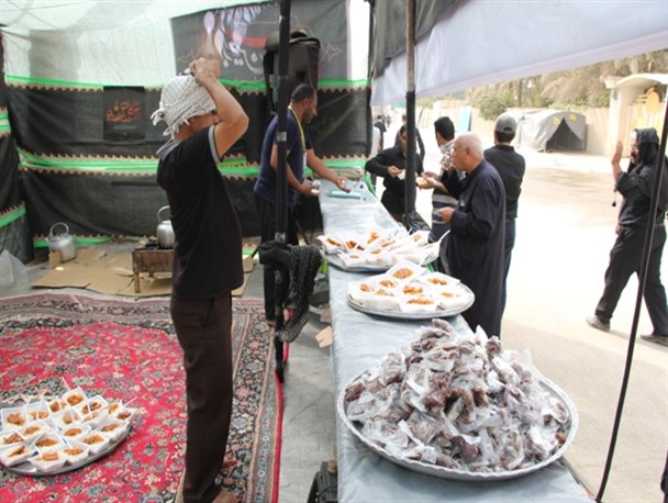 موکب علی اکبر (ع) رودان پذیرای زائران اربعین در کربلا +تصاویر