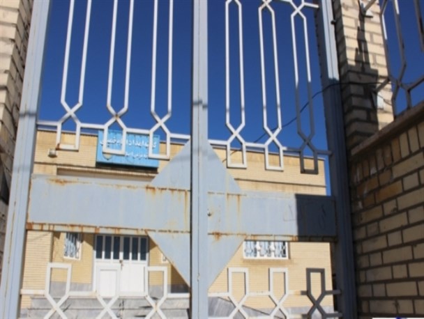 مددجویان در انتظار بازگشایی قفل زنگ زده کمیته امداد اصلاندوز!