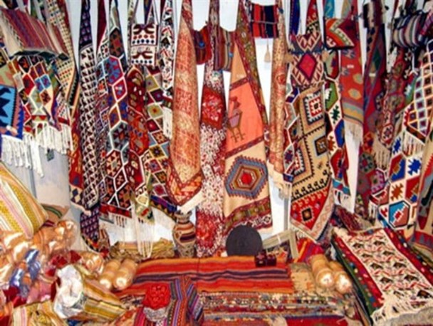 تولیدات صنایع دستی بومی با کیفیت به صورت ماهیانه از تولید کنندگان خریداری می شود