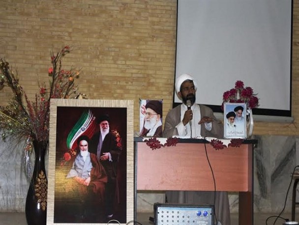 بعضی ها یا ساده لوحند و دشمن را نمی شناسند و یا اینکه خائن هستند