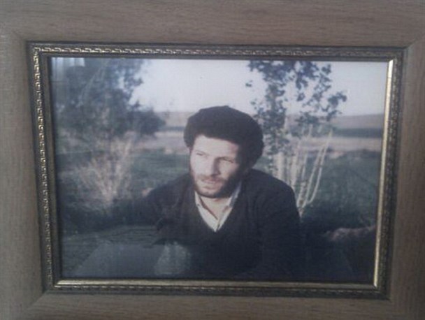 یوسفم پرده از رخسار برنمی‌دارد/ برای پدر خیلی دلتنگم/ مادرش خیلی چشم انتظار است