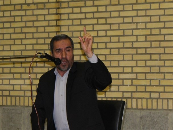 برخی افراد امروز نتیجه ندانم کاری خود را در دامان رهبری می اندازند/ علاج مشکلات کشور مطالبات دانشجویان است/ برخی دولت مردان خائن به ملت اند