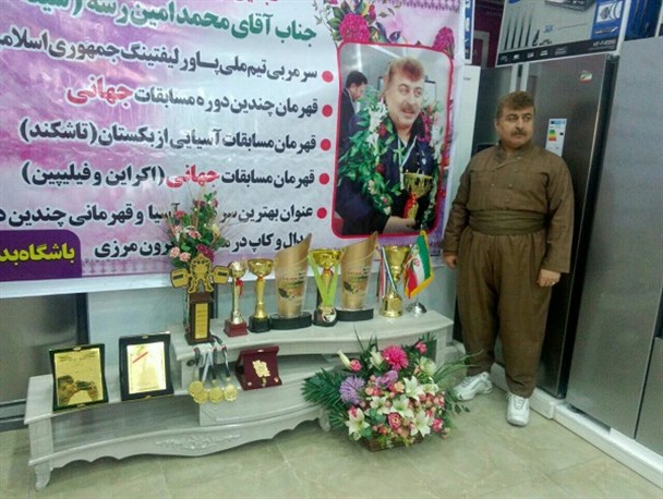 فیلم/قهرمان مهابادی پاورلیفتینگ مدالهایش را  به حراج گذاشت