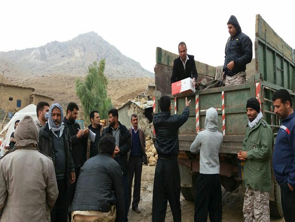 کمک های مردمی کاروان زائران اربعین حسینی سردار شهید "اسمعلی فرهنگیان"+ تصویر