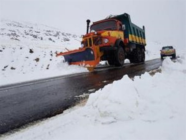 6  اکیپ های راهداری زمستانی در محورهای روانسر و جوانرود مستقر شده اند