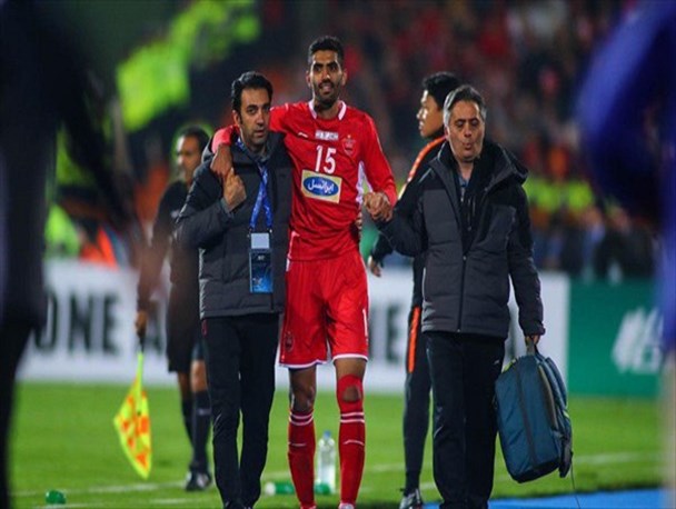 حسین ماهینی در کنار مدافع مصدوم پرسپولیس در بیمارستان + عکس