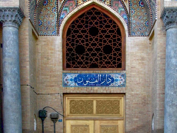 کج سلیقگی شهرداری منطقه 12 تهران / اتوبوس های شهری نمای ورودی دارالفنون را کور کردند