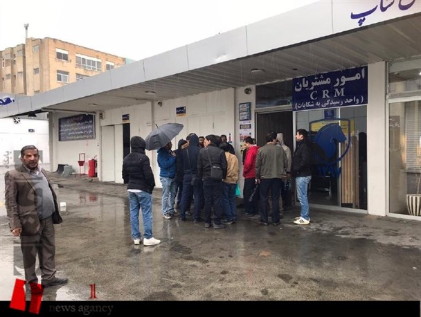 کلاهبرداری یک نمایندگی خودرو موجب تجمع 70 مالباخته در کرج شد + تصاویر و فیلم