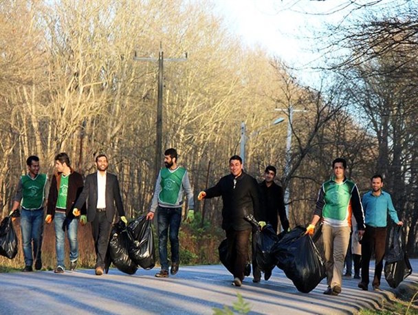 پاکسازی جنگل بونده محمودآباد با حضور طبیعت‌دوستان /تصاویر