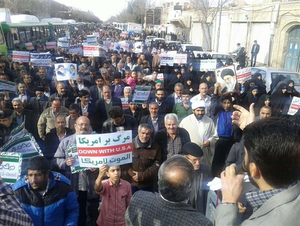 نمازگزاران بروجردی در اعتراض به شهادت شیخ نمر رهبر شیعیان عربستان راهپیمایی کردند