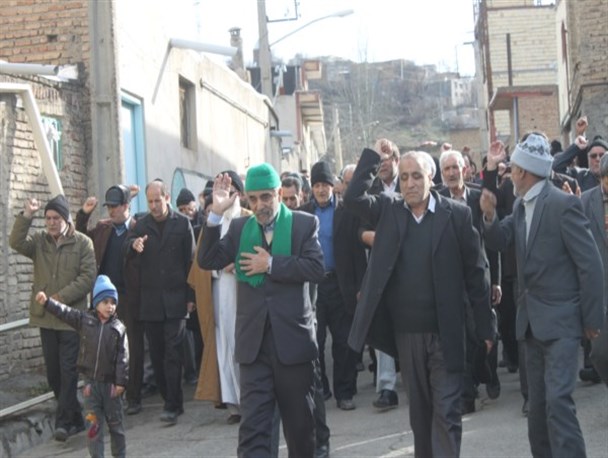 نمازگزاران کلیبری جنایات آل‌سعود در به شهادت رساندن شیخ نمر را محکوم کردند/ تصویر