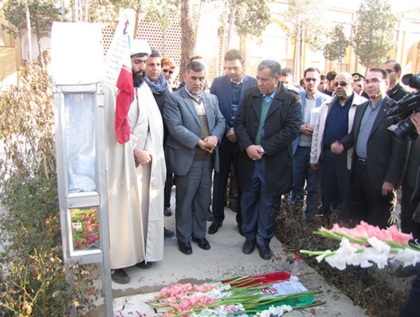 غبار روبی و عطرافشانی مزار شهدای ۱۸ دی شهرستان ری/ گزارش تصویری