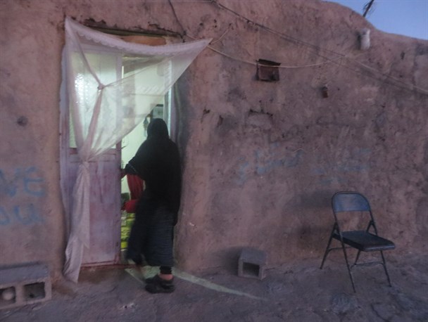 زندگی مشقت بار بانوی روستایی در حاجی آباد+تصاویر