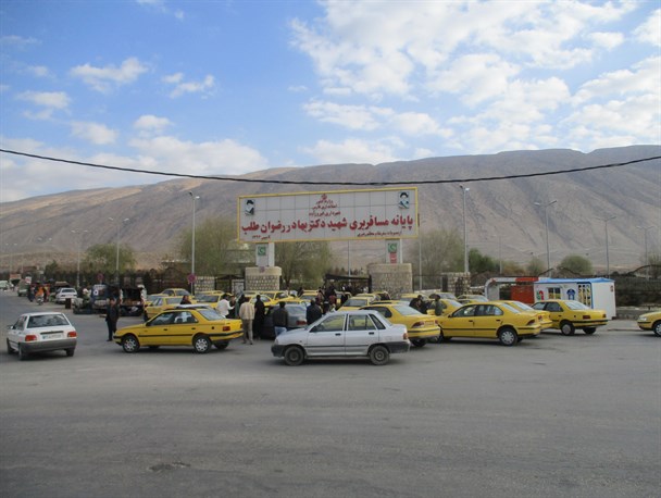 مسافربرهای شخصی نان تاکسی های بین شهری فیروزآباد را آجر کرده اند/اعتصاب رانندگان برون شهری فیروزآباد در ترمینال مسافربری فیروزآباد