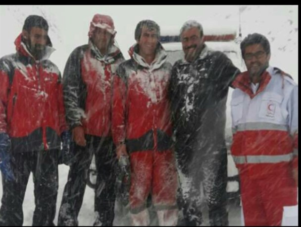 امدادگران سمیرم یک خانواده گرفتار در برف و کولاک را نجات دادند