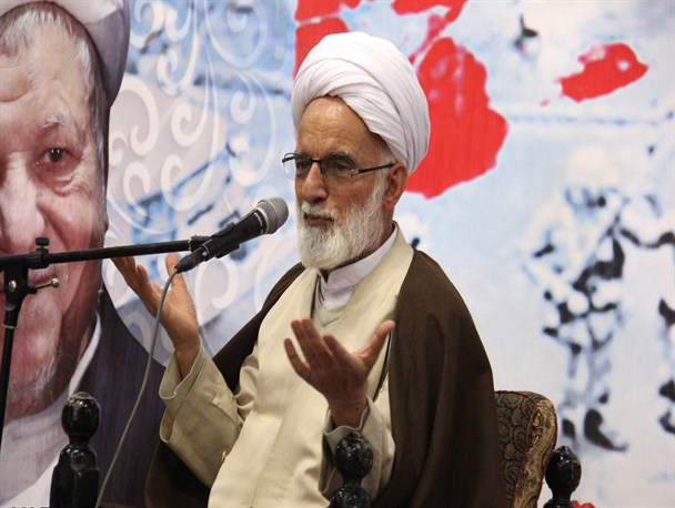 دستگاه‌های اطلاعاتی توطئه‌های دشمنان را برای مردم بازگو کنند