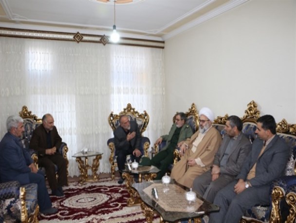 مسئولان میاندوآب به دیدار خانواده شهید امانی رفتند+ تصاویر