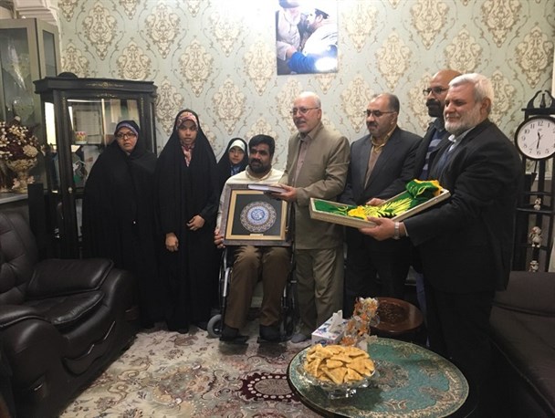 ​توزیع هدایای متبرک آستان قدس رضوی بین خانواده های شاهد و ایثارگر