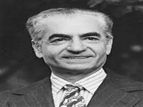 مشروب‎خوری شاه به صورت زنده از شبکه ملی/بازدید محمدرضا از زلزله‎زدگان، سوار بر اسب با لباس و کلاه فرنگی!