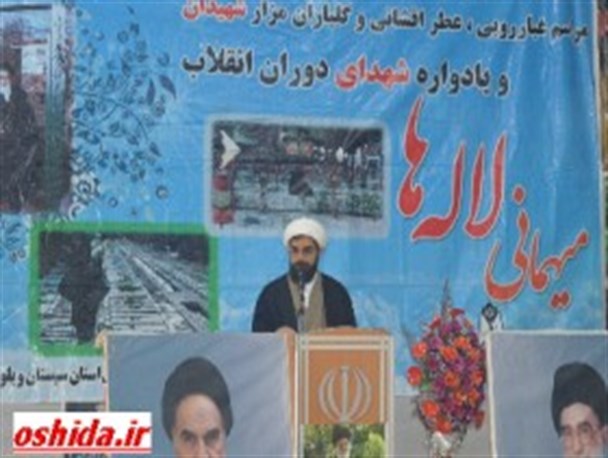 رمز پیروزی این انقلاب در کلمه جمهوری اسلامی نهفته است و دشمن تمام تلاشش این است که این کلمه را جدا کند