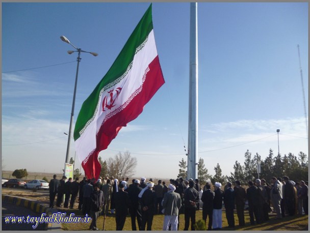 پرچم بزرگ ایران در جزیره خربزه تایباد به اهتزاز درآمد