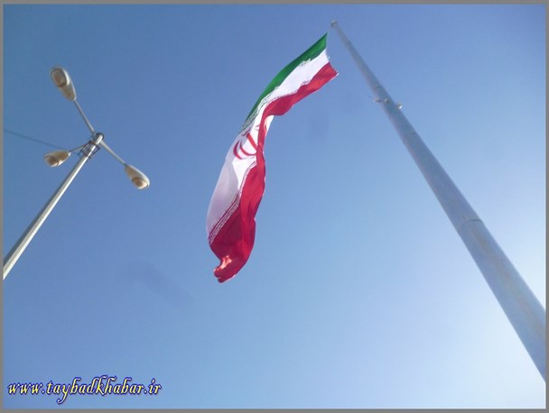 به اهتزاز درآمدن پرچم ایران در جزیره خربزه تایباد