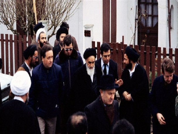 لغو رزرو هواپیمای دانشجویان در بازگشت امام از فرانسه / دیدارکمونیست های افراطی با امام خمینی