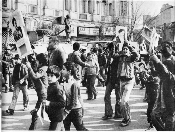 جوانانی که با شعار "زنده باد خمینی" هیمنه رژیم پهلوی را شکستند