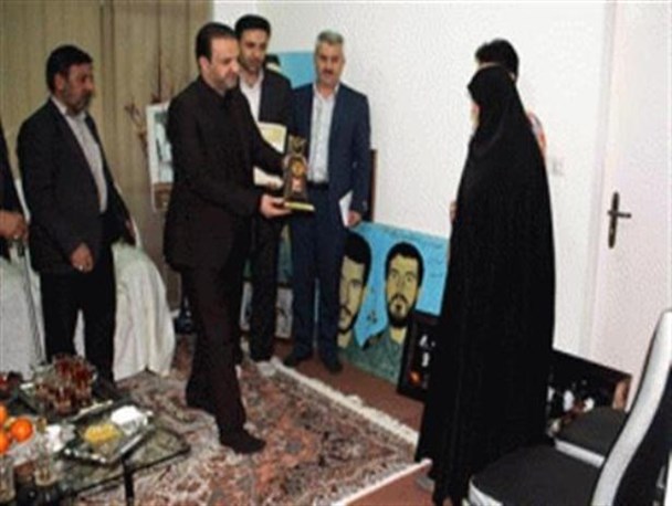 اهداء لوح شهید برتر تکواندو کشور به خانواده شهید الیاس ارجمند
