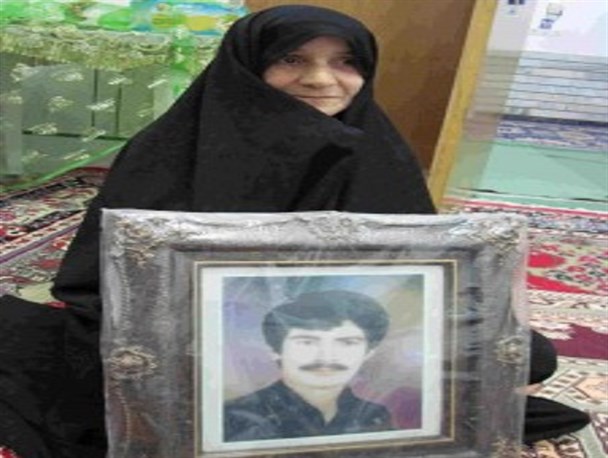 محمدعلی با شعارهای انقلابی و تکاندهنده ی خود جمعیت تظاهرات را به هیجان می آورد