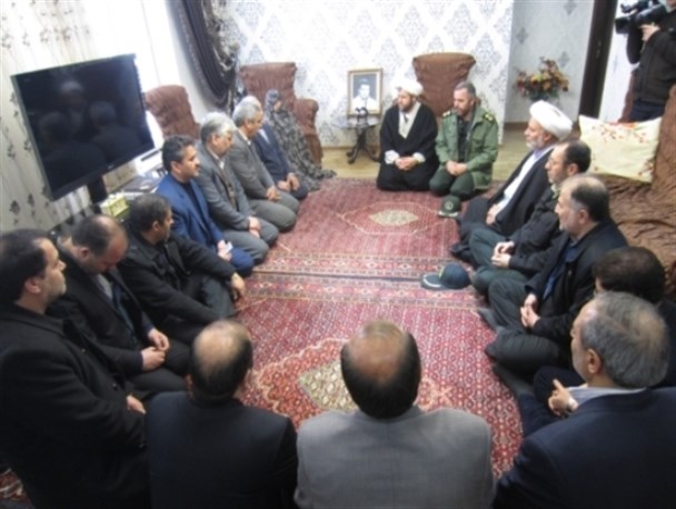 دیدار مسئولان نمین با خانواده شهدا+تصاویر