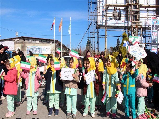 استقبال دانش‌آموزان مدرسه فرزندان خلاق محمودآباد از بهار انقلاب